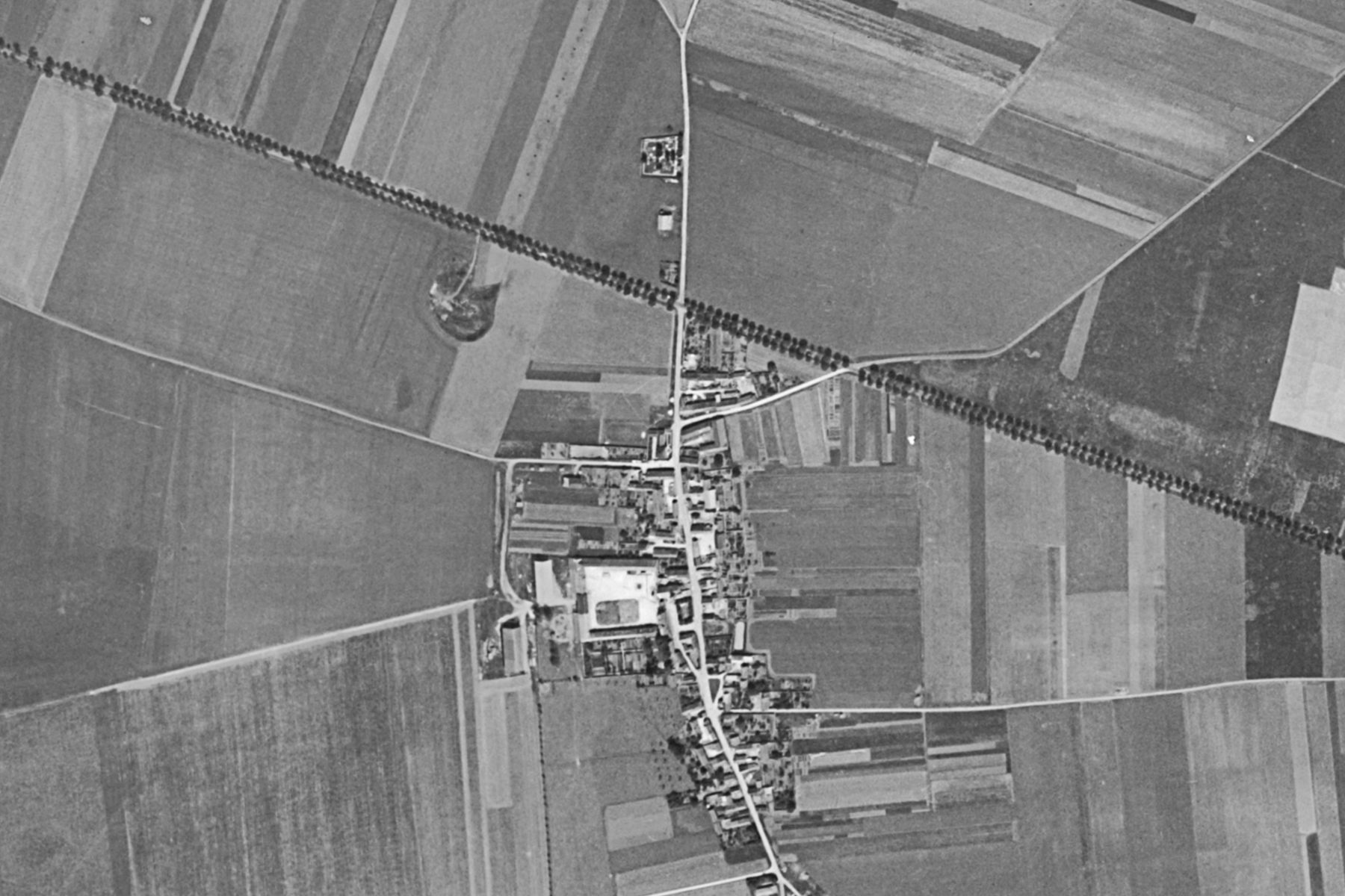 Le bourg d’Allainville vu du ciel vers 1950