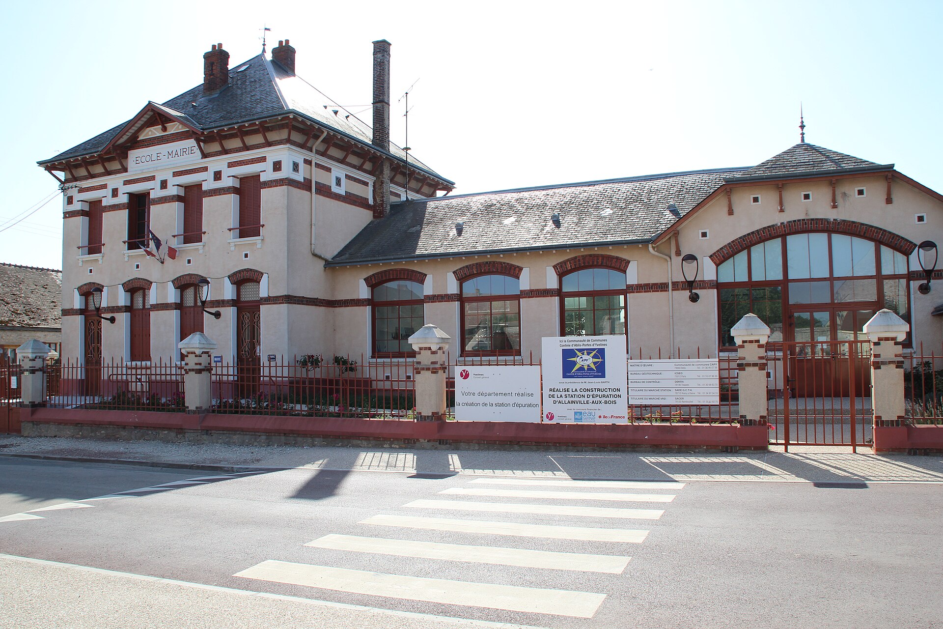La mairie-école, rue Michel Chartier