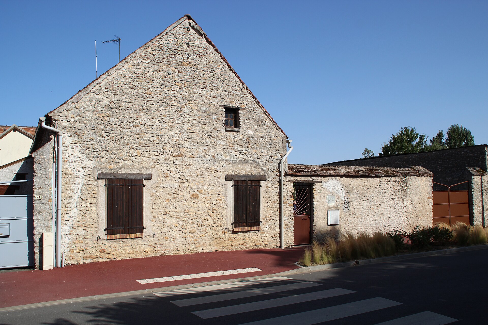 Maison ancienne en pierre de pays dans le bourg